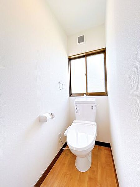 【リフォーム済／トイレ】トイレはLIXIL製の温水洗浄機能付きに新品交換、床クッションフロア張替え、壁天井クロス貼替、照明交換、建具交換等をおこないました。