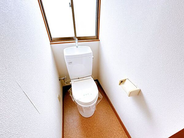 【リフォーム中／トイレ】トイレはLIXIL製の温水洗浄機能付きに新品交換、床クッションフロア張替え、壁天井クロス貼替、照明交換、建具交換等をします。