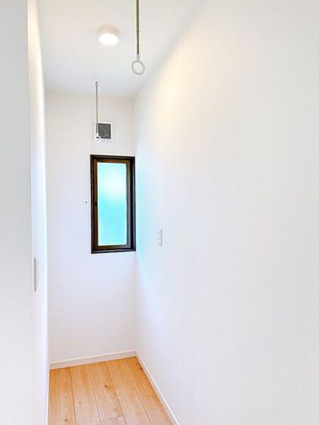 【リフォーム済／洗濯物干し場】洗面脱衣室に洗濯物干し用のホスクリーンと換気扇を新設しました。