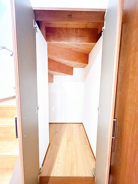 【リフォーム済／階段下収納】床フローリング張り、壁クロス貼り替え、建具交換をしました。掃除機道具や買置きスペースに重宝しますね。
