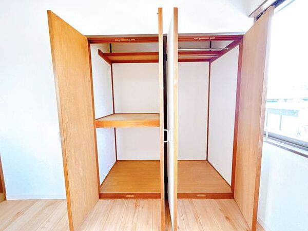 【リフォーム済／2階洋室8帖　収納】収納は取っ手交換をおこないました。棚付きとポール付きなので片付けしやすいですね。