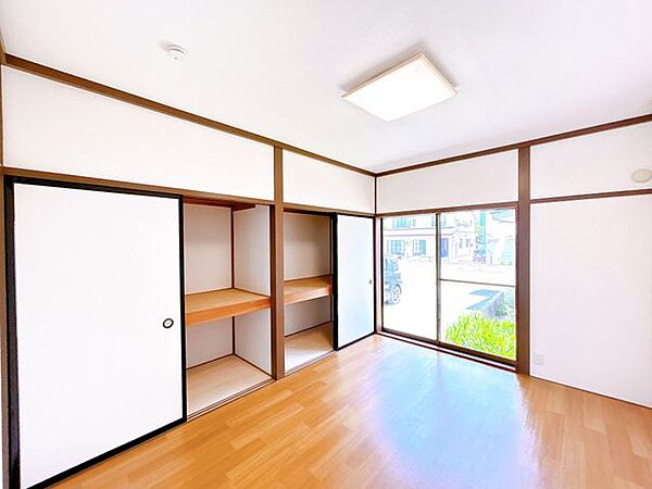 【リフォーム済／1階洋室6帖】壁天井クロス貼り替え、床フローリング張替え、照明器具新品交換、建具交換等をおこないました。押入が二つありますので収納に困らないですね。