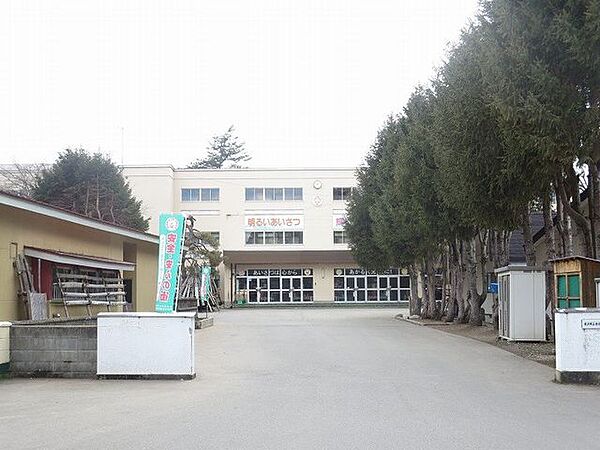 米沢市立東部小学校800ｍ（徒歩10分）小学校が近いとお子様がいるご家庭には安心ですね。