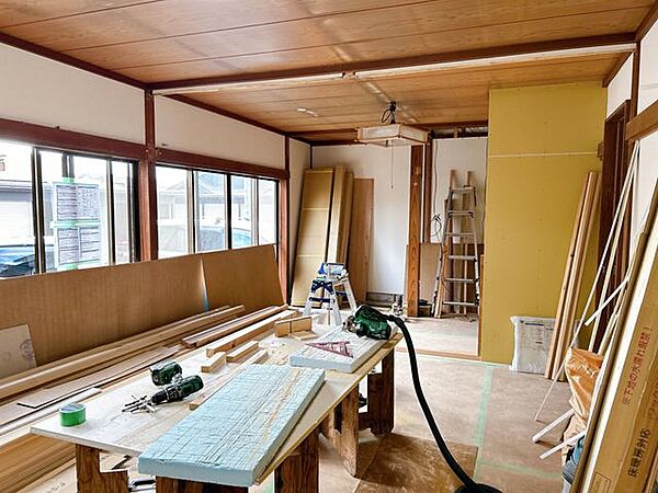 【リフォーム中／1階和室8帖】間取り変更でLDKになります。床フローリング張り、壁天井クロス貼替、照明交換、建具交換等をします。