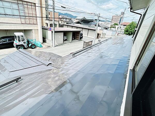 【リフォーム済／屋根】屋根は雨漏り確認後に塗装をしました。雪が隣地落ちないように柵をしております。