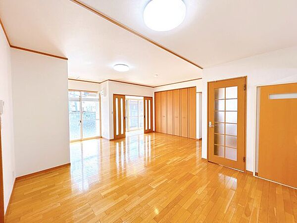 【リフォーム済／LDK】約19帖のLDKの対面キッチン。家族団らんできる開放的なスペースです。壁天井クロス貼り替え、照明交換、火災警報器設置いたしました。