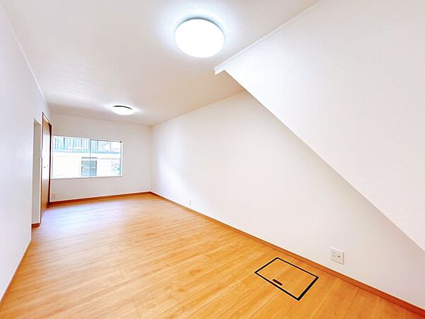【リフォーム中／洋室】1階10.5帖洋室　壁フローリング張、床天井クロス貼り、建具新品交換行いました。