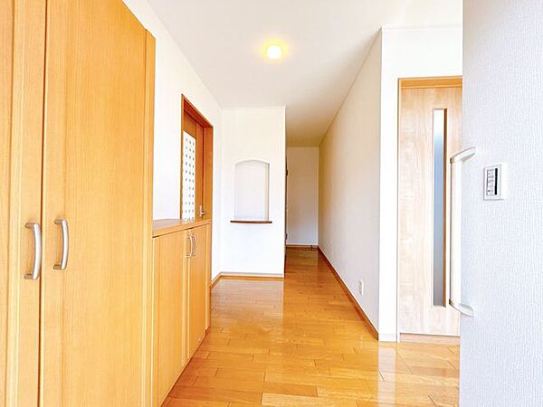 【リフォーム済／玄関ホール】大容量のシューズBOXが設置されてます。壁天井クロス貼りで清潔感ある空間になりました。