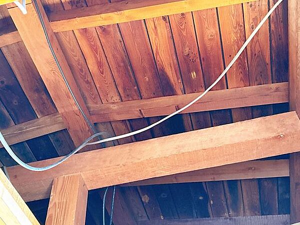 中古住宅の3大リスクである、雨漏り、主要構造部分の欠陥や腐食、給排水管の漏水や故障を2年間保証します。その前提で床下まで確認のうえでリフォームし、シロアリの被害調査と防除工事も行いますした。