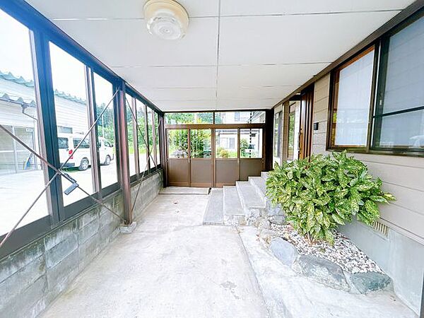 【リフォーム済／風除室】玄関前には風除室があります。クリーニングしました。空間が広いので、自転車も置けます。