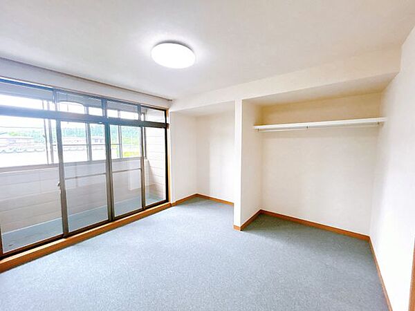 【リフォーム済／2階洋室】2階西側和室は洋室7畳に間取り変更しました。2階の洋室から、ベランダに出ることができます。