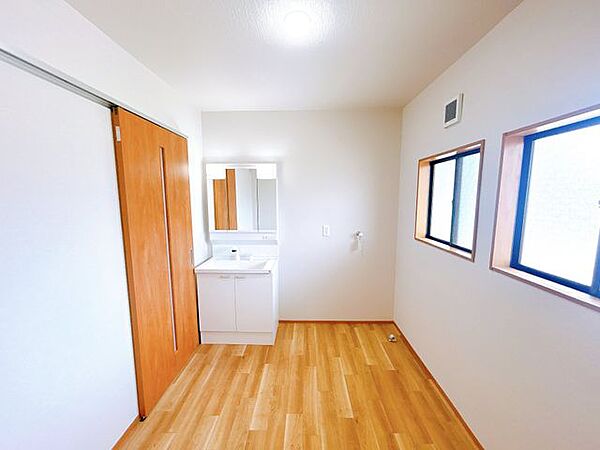 【リフォーム済／洗面所】洗面化粧台は三面鏡タイプを採用しました。朝の支度がしやすく、見た目もすっきりします。