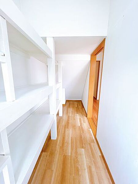 【リフォーム済／収納】1階北側洋室の横にある収納です。棚があり整理しやすいです。勝手口もこちらにあります。