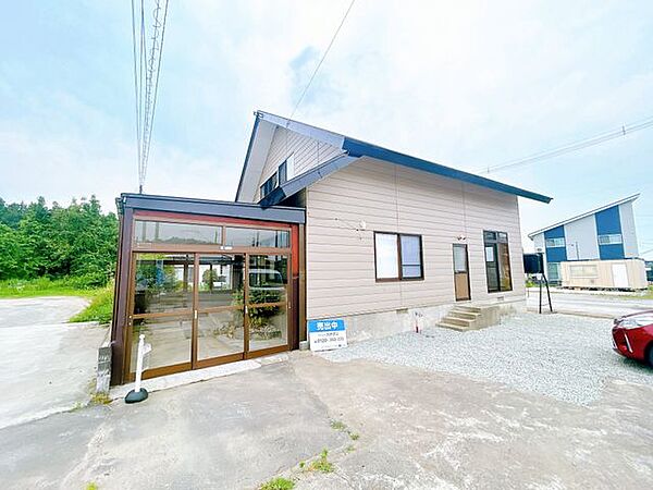 【外観】東側外観です。玄関前に自転車も入る大きな風除室があります。