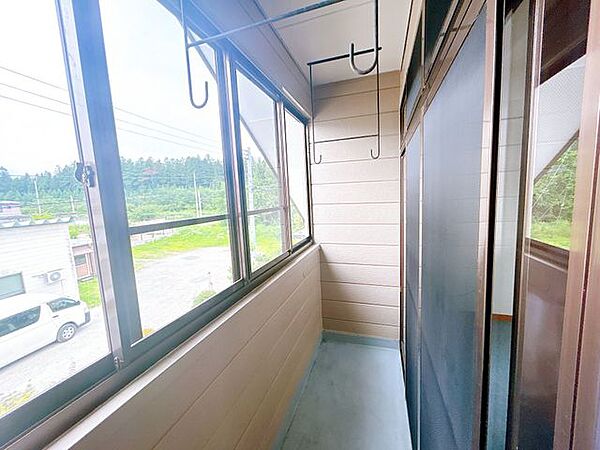 【リフォーム済／ベランダ】風除タイプのベランダです。クリーニングしました。2階洋室どちらからもベランダに出れます。