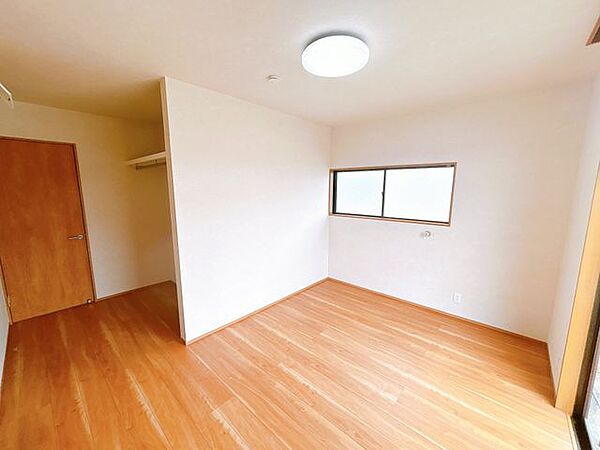 【リフォーム済／1階洋室】1階北側洋室です。天井壁のクロスを貼り替え、オープンクローゼットを設置しました。