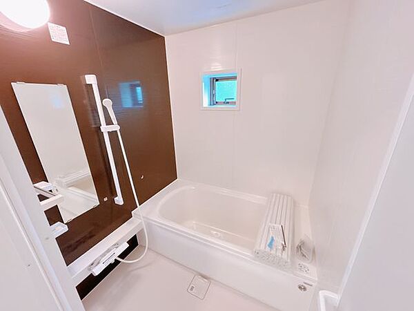 【リフォーム済／浴室】1坪タイプへと拡張を行いました。足を延ばせるゆったりとしたユニットバスになりましたので、1日の疲れを癒せる空間ですね。