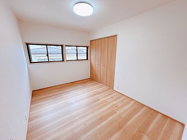 【リフォーム済／北東側洋室6帖】間取り変更でクローゼット付き洋室6帖にリフォームしてます。床フローリング張り、壁天井クロス貼り替え、照明新品交換してます。