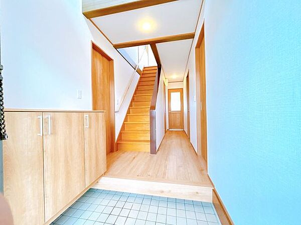 【リフォーム済／玄関ホール】玄関ホールは天井壁のクロスを貼り替え、シューズボックスを新品交換いたしました。