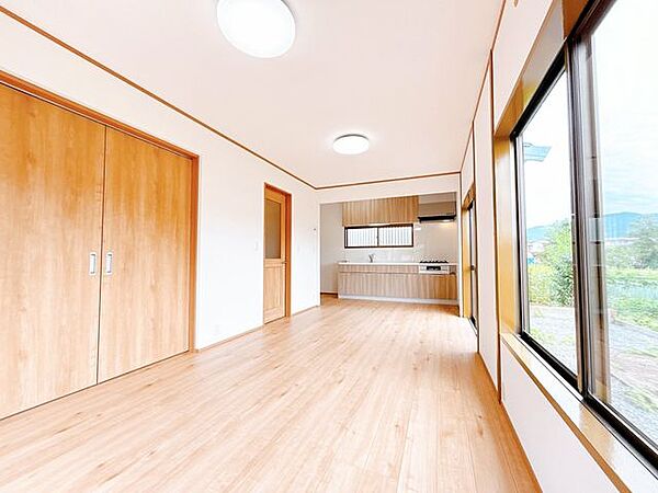 【リフォーム済中／LDK】14帖のLDKです。窓が大きく、東面からの陽射しで明るいお部屋です。壁天井クロス貼替、床フローリング張替え、照明新品交換、建具新品交換をおこないました。