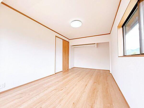 【リフォーム済／2階洋室7.5帖】東側の部屋です。和室・縁側から洋室に変更。壁天井クロス貼替、床フローリング張替え、照明新品交換、建具新品交換をおこなってます。