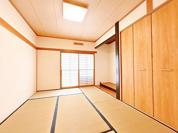 【リフォーム済／和室6帖】壁天井クロス貼替、畳表替え、障子・襖貼り換え、照明新品交換、建具新品交換をおこないました。押入をクローゼットに変更してます。