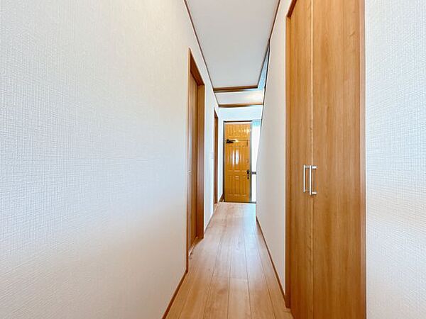 【リフォーム済／1階廊下】壁天井クロス貼替、床フローリング張替え、照明新品交換、建具新品交換をおこないました。