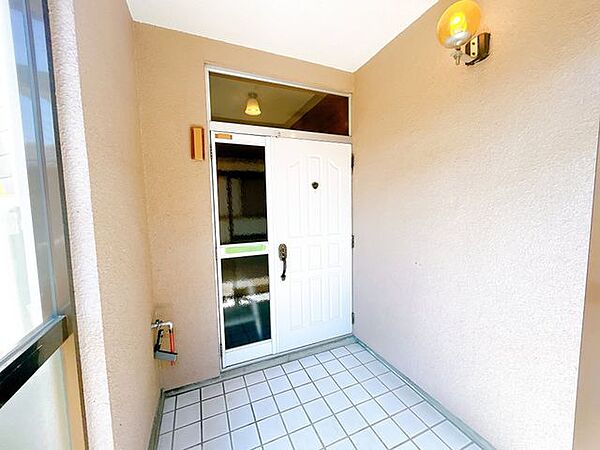 【現況販売】お客様のお出迎えに雨風に当たらない風除室があるのは良いですね。