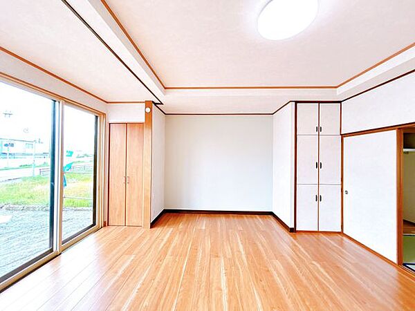 【リフォーム済／1階洋室12帖】隣に和室もあります。床フローリング張り、壁天井クロス貼替、照明交換、建具交換等をしました。