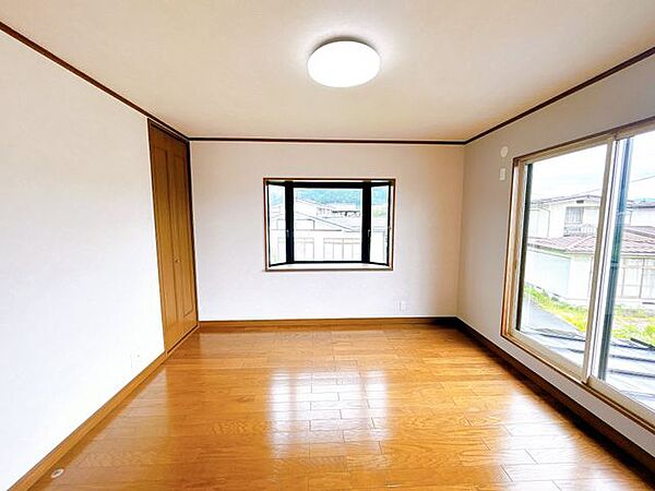 【リフォーム済／2階洋室8帖】2階北側洋室8帖。壁クロス貼替え、照明交換をしました。