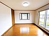 室内：【リフォーム済／2階洋室8帖】2階北側洋室8帖。壁クロス貼替え、照明交換をしました。