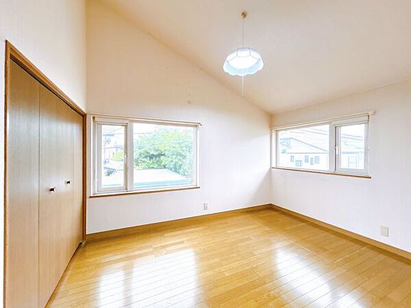 2階洋室6帖です。角部屋なので明るく風通しが良いお部屋です。クローゼットがあります。