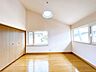 子供部屋：【リフォーム済／2階洋室】東側洋室6帖です。隣の洋室と建具で仕切られてあります。クリーニング済みです。