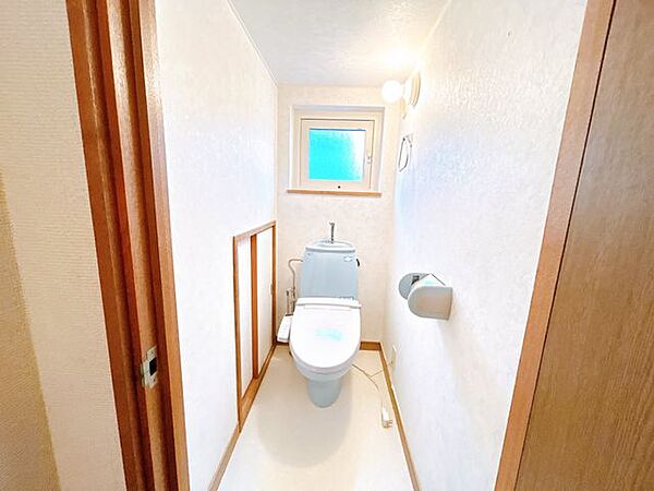1階トイレは、階段下収納があります。