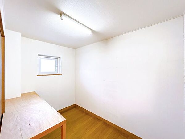2階納戸です。3帖の広さがあります。家族共有の荷物や買い置きを収納するのに重宝しますね。