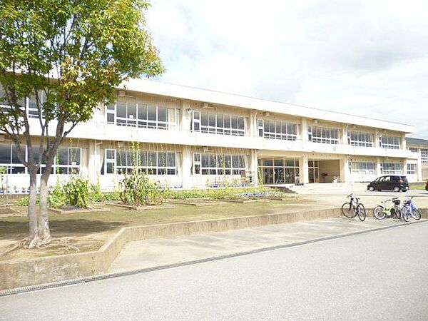 市立愛宕 愛宕小学校まで500ｍ(徒歩7分)お子様の通学にも安心な距離ですね。