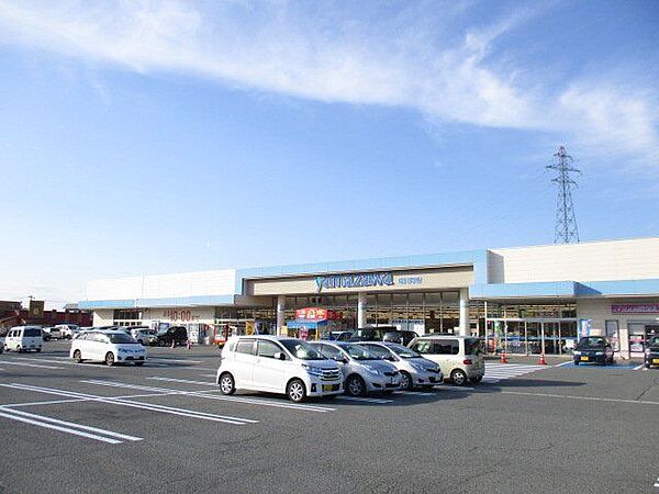 ヤマザワ堀川町店様まで300ｍ（徒歩4分/車1分）駐車場も広く、生鮮品から日用品まで揃っていて便利です。