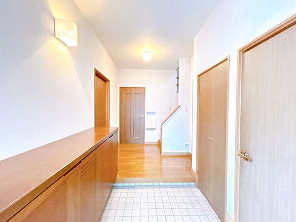 玄関内部は、広く明るい雰囲気があります。