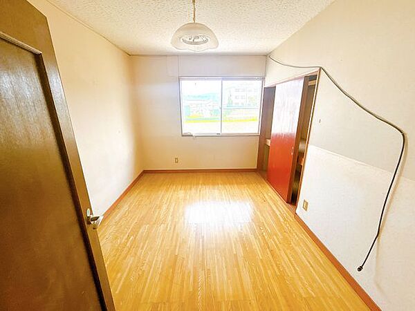【リフォーム中／洋室】2階洋室6帖。壁天井クロス貼り替え、照明器具新品交換します。
