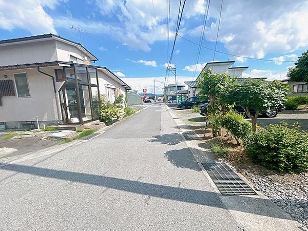北東側道路。幅員約5ｍ。2方向接道の角地