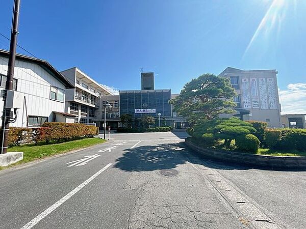 南陽市立赤湯中学校 中学校まで300ｍ（徒歩4分）