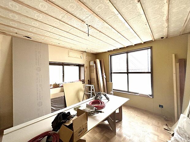 【リフォーム中写真】2階南東側の洋室です。キッチンの撤去、建具・照明の交換を予定しております。