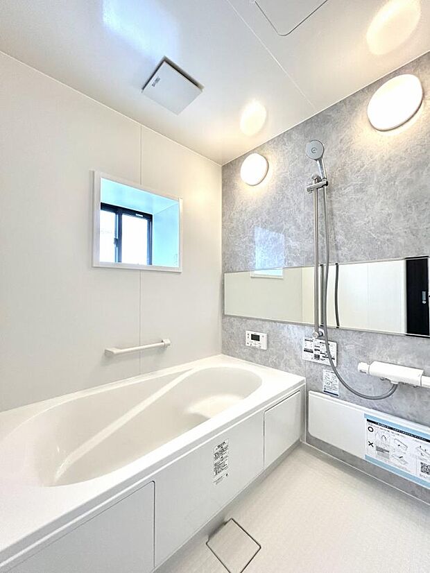 【リフォーム後写真】浴室はLIXIL製の新品のユニットバスに交換しました。足を伸ばせる1坪サイズの広々とした浴槽で、1日の疲れをゆっくり癒すことができますよ。