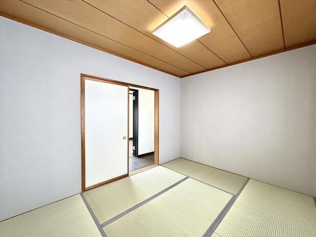 【リフォーム後写真】2階6畳和室の別角度からの写真です。