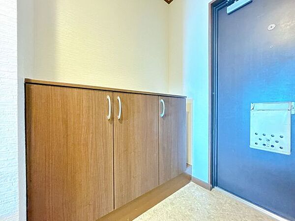 【リフォーム中】シューズボックスの写真です。クリーニングを行います。