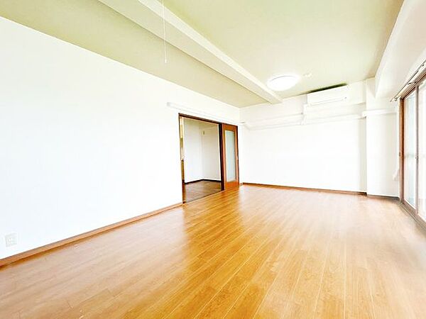 【リフォーム中】リビングの写真です。内窓設置済みです。クリーニングを行います。