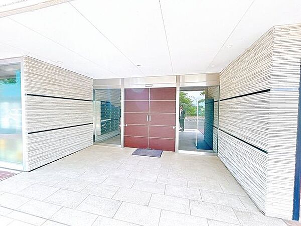 【エントランス】共用部分のエントランスの写真です。