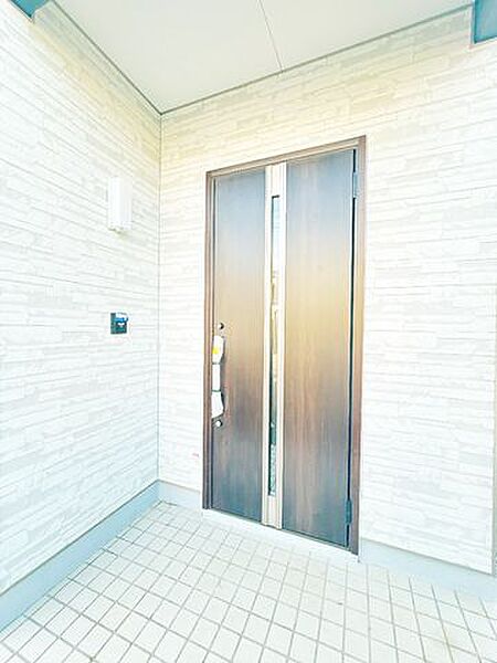 【リフォーム中】玄関ドア交換を行いました。見た目だけでなく、防犯の観点からも安心ですね。
