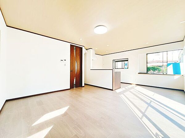 【リフォーム済】LDKは対面キッチンにいたします。床はフローリング重ね張り、建具交換、クロス張替、照明交換を行いました。
