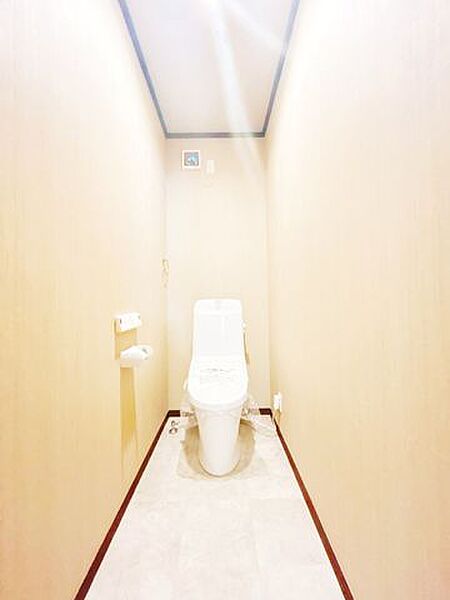 【同仕様写真】トイレは温水洗浄機能付きに新品交換します。キズや汚れが付きにくい加工が施してあるのでお手入れが簡単です。直接肌に触れるトイレは新品が嬉しいですよね。